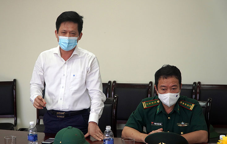 Đồng chí Lê Văn Bảo, Ủy viên Ban Thường vụ, Trưởng Ban Dân vận Tỉnh ủy phát biểu tại buổi làm việc.