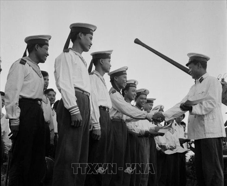 Những chiến sỹ Hải quân chiến thắng trong trận đánh đuổi tàu khu trục Maddox ngày 2/8/1964 được tặng Bằng khen. Ảnh tư liệu: Đoàn Tý/TTXVN