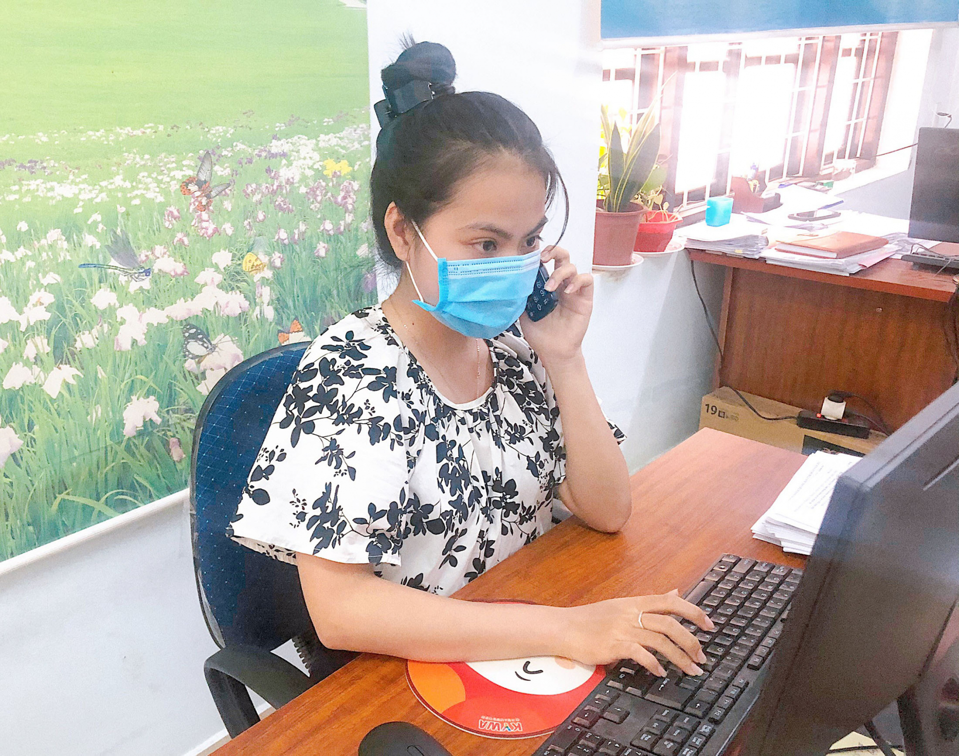Chị Nguyễn Thị Ngọc Trâm, Tỉnh đoàn Quảng Bình trong ca trực tổng đài 1800 8073.