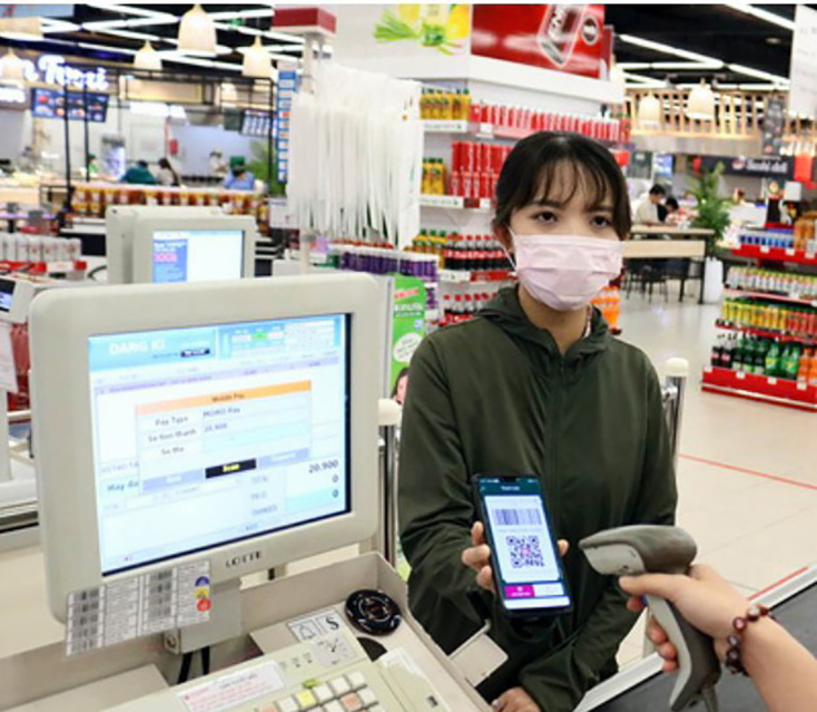 Quét mã QR cũng là cách thanh toán không dùng tiền mặt rất phổ biến tại nhiều điểm bán hàng trên địa bàn tỉnh.