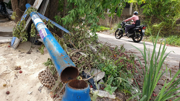 Trụ sắt gắn biển báo tên đường bị gãy đổ cần được khắc phục, thay thế.