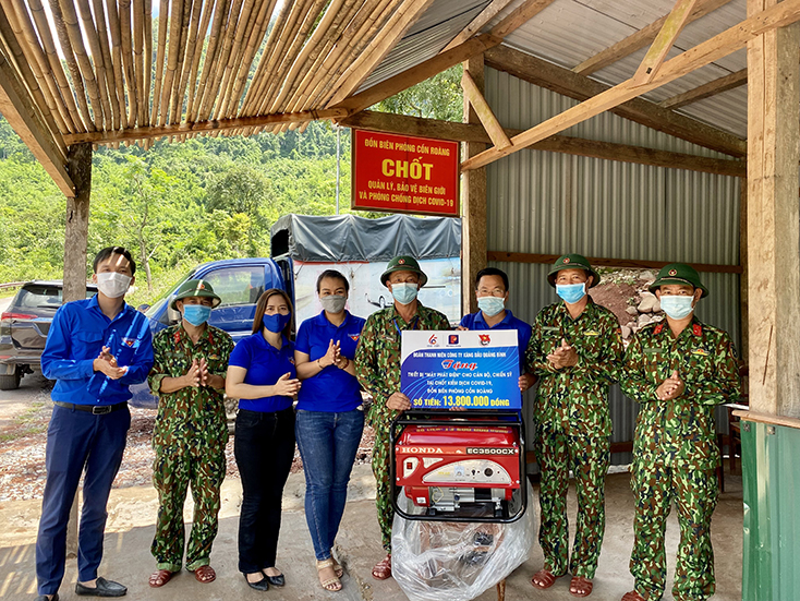 Đoàn thanh niên Công ty đã đi thăm hỏi, động viên cán bộ chiến sỹ Đồn Biên phòng Cồn Roàng xã Thượng Trạch (Bố Trạch)