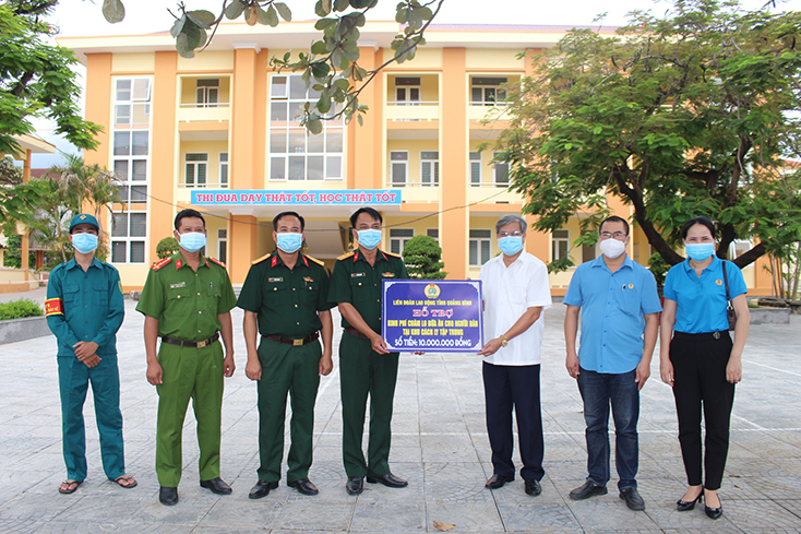 Lãnh đạo LĐLĐ tỉnh trao tiền hỗ trợ cho khu cách ly tại Trường Dân tộc nội trú tỉnh.
