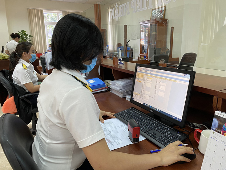 Cán bộ Cục Thuế tỉnh xử lý hồ sơ giao dịch nộp thuế bằng phương thức điện tử.
