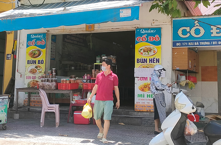 Các quán ăn thực hiện nghiêm túc công tác phòng, chống dịch, chỉ bán cho khách hàng mang về hoặc giao tại nhà.
