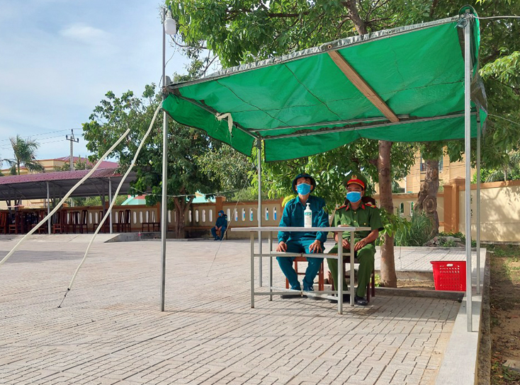 Các lực lượng thực hiện nhiệm vụ trực chốt kiểm tra tại các KCL trên địa bàn huyện Bố Trạch.