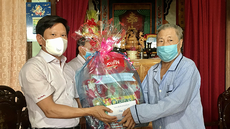 Đảng bộ huyện Lệ Thủy luôn quan tâm chăm lo đời sống vật chất, tinh thần cho các đối tượng chính sách, qua đó, giáo dục lý tưởng cách mạnh cho thế hệ trẻ.