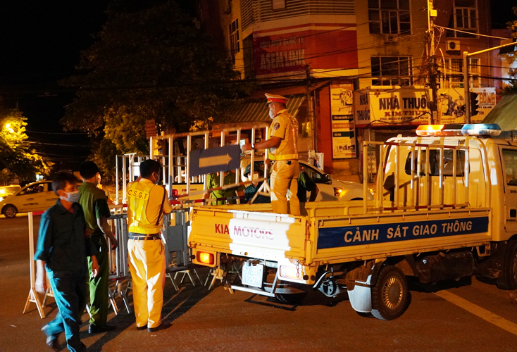 Lực lượng chức năng thu dọn rào chắn
