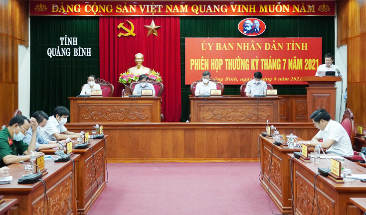 Đồng chí Giám đốc Sở Kế hoạch-Đầu tư báo cáo tình hình kinh tế-xã hội tháng 7 và 7 tháng đầu năm 2021.