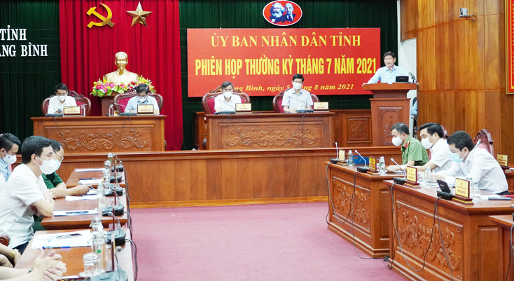 Đồng chí Giám đốc Sở Giao thông-Vận tải báo cáo thêm về tiến độ thực hiện các dự án lớn của ngành và các hoạt động vận tải trong điều kiện diễn biến phức tạp của tình hình dịch Covid-19.