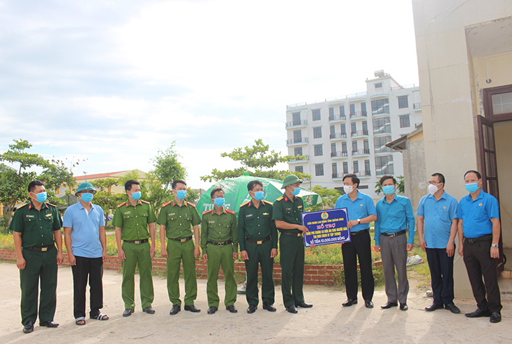 Lãnh đạo LĐLĐ tỉnh trao tiền hỗ trợ cho khu cách ly tại Trung tâm Giáo dục dạy nghề huyện Bố Trạch.
