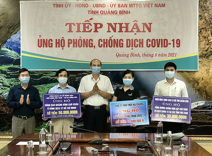 Đại diện lãnh đạo Ủy ban MTTQVN tỉnh tiếp nhận ủng hộ từ các đơn vị, doanh nghiệp.
