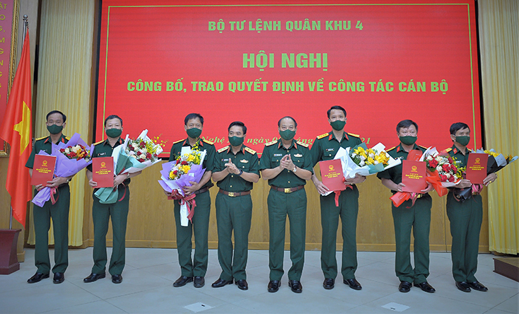 Trung tướng Trần Võ Dũng, Chính ủy Quân khu IV và Trung tướng Nguyễn Doãn Anh, Tư lệnh Quân khu trao quyết định, tặng hoa chúc mừng các đồng chí nhận Thông báo, Quyết định nghỉ chờ hưu và được điều động, bổ nhiệm chức vụ.