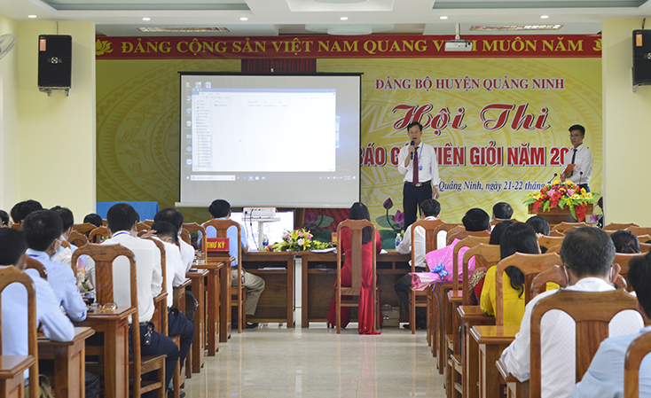 Thí sinh tham gia phần thi thuyết trình.