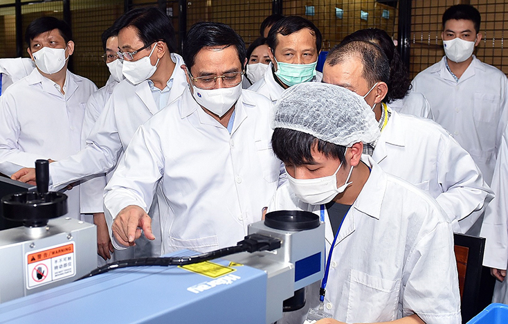 Thủ tướng Phạm Minh Chính thăm một cơ sở sản xuất thiết bị, vật tư y tế phòng chống dịch - Ảnh: VGP