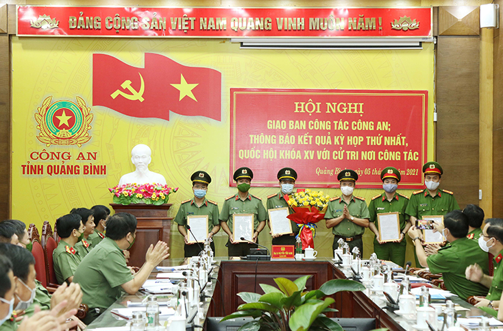 Trao thưởng đột xuất cho công an các đơn vị, địa phương có thành tích xuất sắc trong đấu tranh, phòng, chống tội phạm.