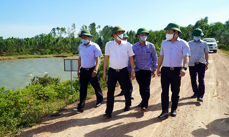 Đồng chí Bí thư Tỉnh ủy và đoàn công tác kiểm tra thực tế các công trình đập, hồ chứa trên địa bàn.