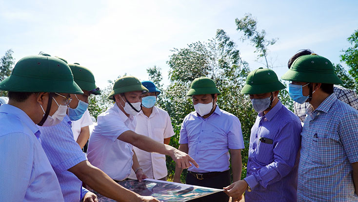 Đồng chí Bí thư Tỉnh ủy và đoàn công tác xem bản vẽ các công trình đập, hồ chứa .
