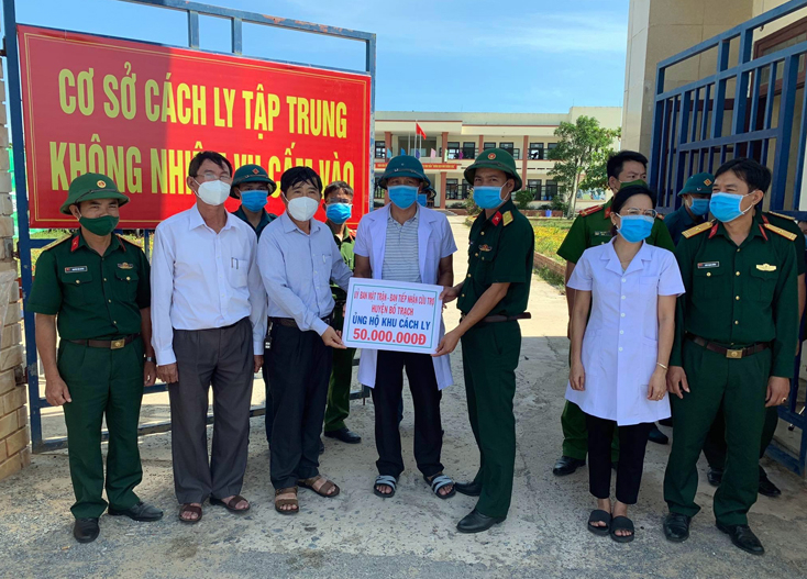 Thường trực Ủy ban Mặt trận TQVN huyện Bố Trạch đến thăm, tặng quà cho KCL tập trung trên địa bàn huyện.