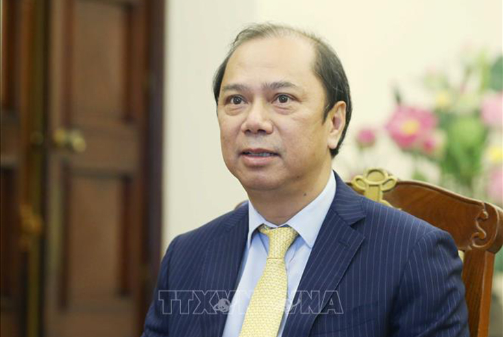 Thứ trưởng Bộ Ngoại giao Nguyễn Quốc Dũng trả lời phỏng vấn của phóng viên các cơ quan thông tấn, báo chí về kết quả Hội nghị Bộ trưởng Ngoại giao ASEAN lần thứ 54 (AMM-54) theo hình thức trực tuyến. Ảnh: Phạm Kiên/TTXVN