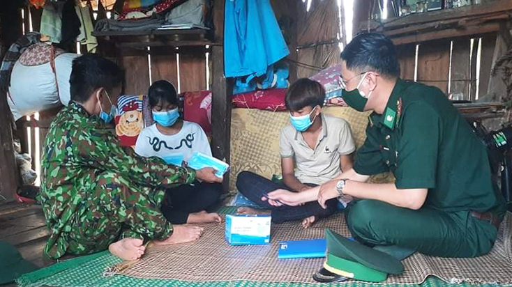 BĐBP đến từng nhà dân để tuyên truyền, hướng dẫn.