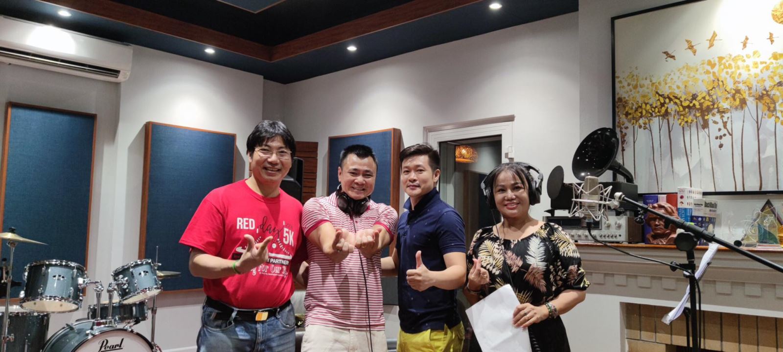  Soạn giả Lê Thế Song (áo đỏ, ngoài cùng bên trái) và các nghệ sỹ trong quá trình ghi âm bài hát. Ảnh: NVCC