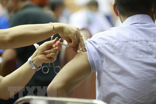  Vaccine phòng COVID-19 được tiêm tại điểm tiêm tại Hòa Bình. (Ảnh: Trọng Đạt/TTXVN)