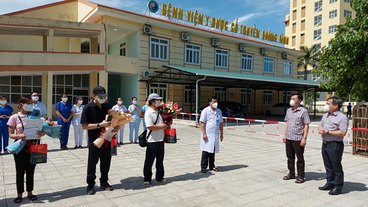 Đồng chí Bí thư Vũ Đại Thắng chúc mừng bệnh viện và các trường hợp đã được điều trị khỏi bệnh. 