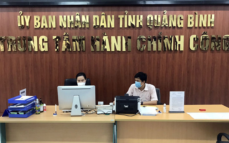 Cán bộ, nhân viên Trung tâm hành chính công trực tổng đài 1800 8073