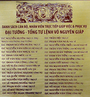 Phía dưới bức tượng đồng có danh sách những người phục vụ Đại tướng. 