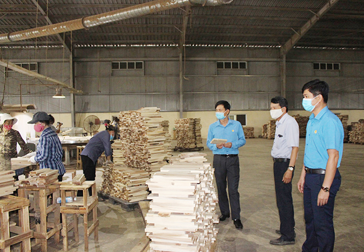 Kiểm tra hoạt động sản xuất, phòng, chống dịch bệnh Covid-19 tại Công ty TNHH xuất nhập khẩu công nghiệp Trường Thành.