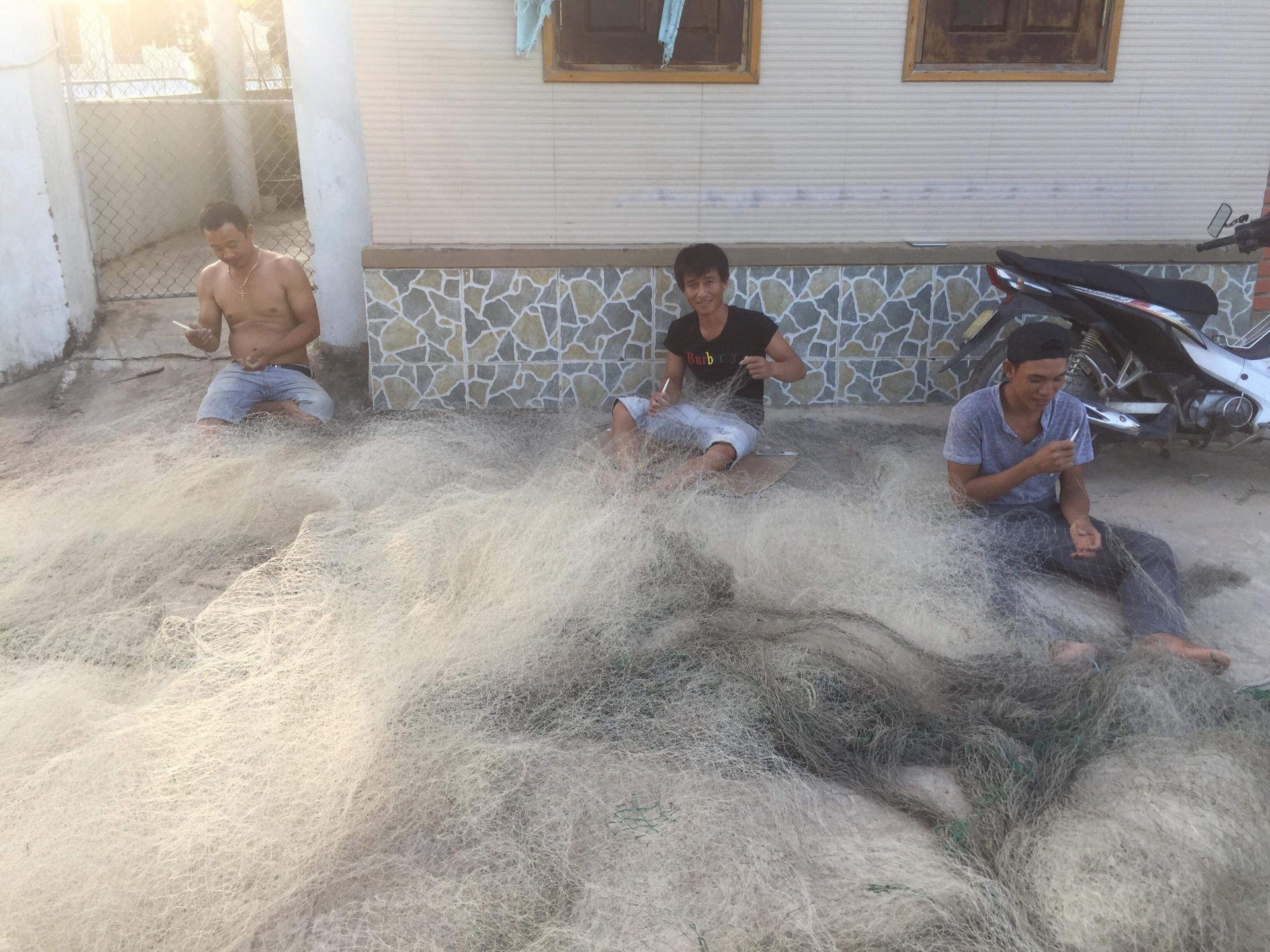 Phát triển tiểu thủ công nghiệp được xem là một trong những giải pháp góp phần giải quyết tình trạng thất nghiệp tại các xã. 