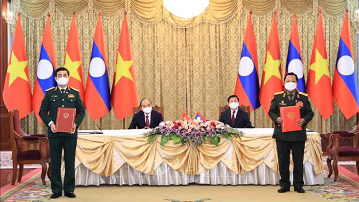Chủ tịch nước Nguyễn Xuân Phúc và Tổng Bí thư, Chủ tịch nước Lào Thongloun Sisoulith chứng kiến Lễ ký Biên bản hợp tác giữa hai Bộ Quốc phòng về xây dựng công trình Trường Văn hoá dân tộc nội trú tại Lào; Ý định thư giữa hai Bộ Quốc phòng về hợp tác tìm kiếm, cứu nạn do Bộ trưởng Bộ Quốc phòng Phan Văn Giang và Phó Thủ tướng, Bộ trưởng Quốc phòng Lào Chansamone Chanyalath thực hiện. Ảnh: Thống Nhất/TTXVN