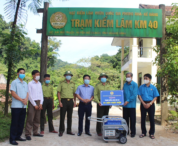 Lãnh đạo LĐLĐ tỉnh trao hỗ trợ máy phát điện cho Trạm Kiểm lâm Km40.