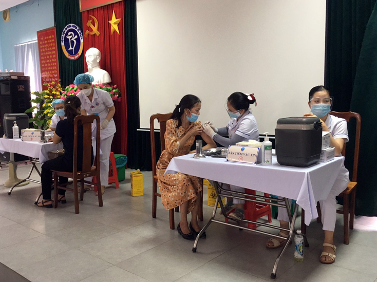 Bố Trạch tiến hành tiêm vắc xin phòng Covid-19 cho các đối tượng ưu tiên đợt 4