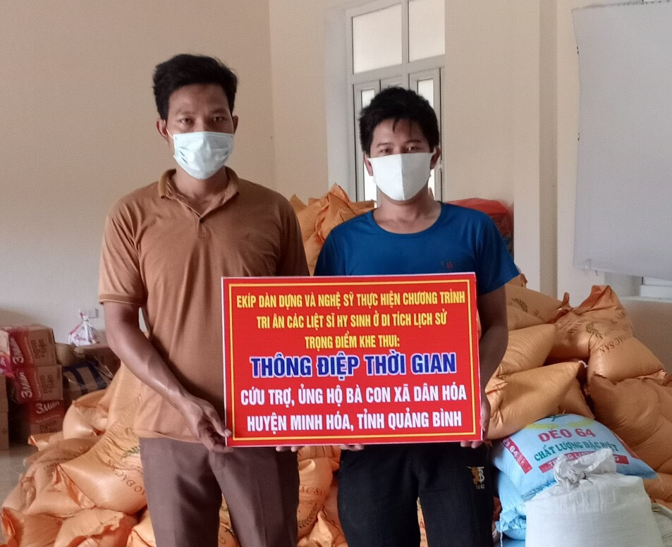 Các nghệ sỹ thực hiện chương trình nghệ thuật “Thông điệp thời gian” tri ân các liệt sỹ hy sinh ở di tích lịch sử Khe Thui ủng hộ 5 tấn gạo và 330 suất quà trị giá 128 triệu đồng.