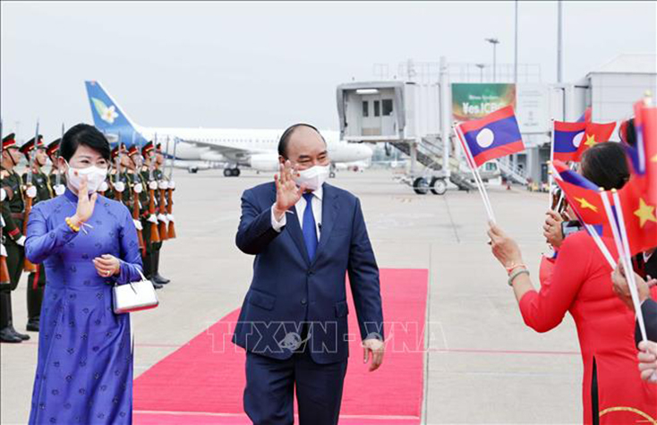Lễ tiễn Chủ tịch nước Nguyễn Xuân Phúc và Phu nhân tại Sân bay Quốc tế Wattay. Ảnh: Thống Nhất/TTXVN