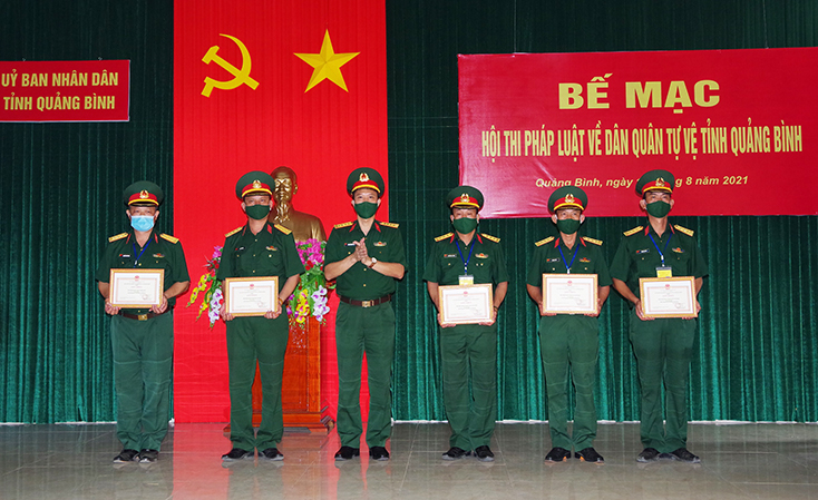 Lãnh đạo Bộ CHQS tỉnh trao giấy khen cho các tập thể đạt giải nhất, nhì, ba.