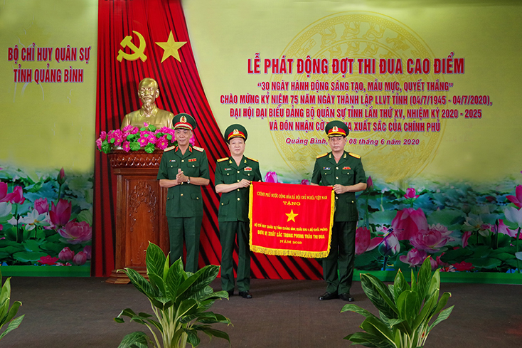 Bộ CHQS tỉnh đón nhận Cờ thi đua xuất sắc của Chính phủ.
