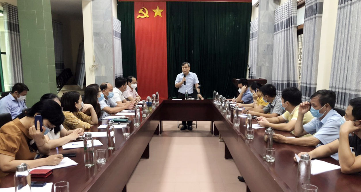Đồng chí Bí thư Tỉnh ủy Vũ Đại Thắng động viên cán bộ, nhân viên trực tổng đài 1800 8073