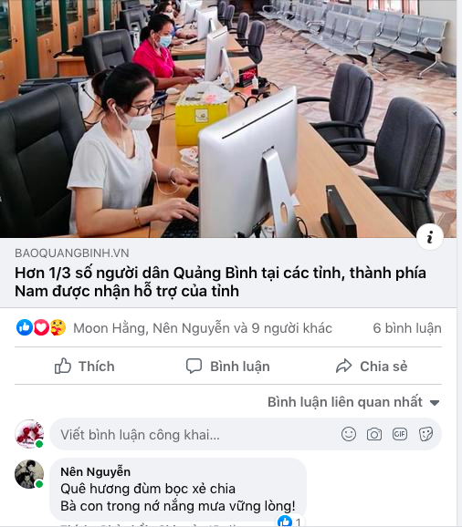 Hội đồng hương tỉnh Quảng Bình tại TP. Hồ Chí Minh trao tiền hỗ trợ của tỉnh cho bà con khó khăn.