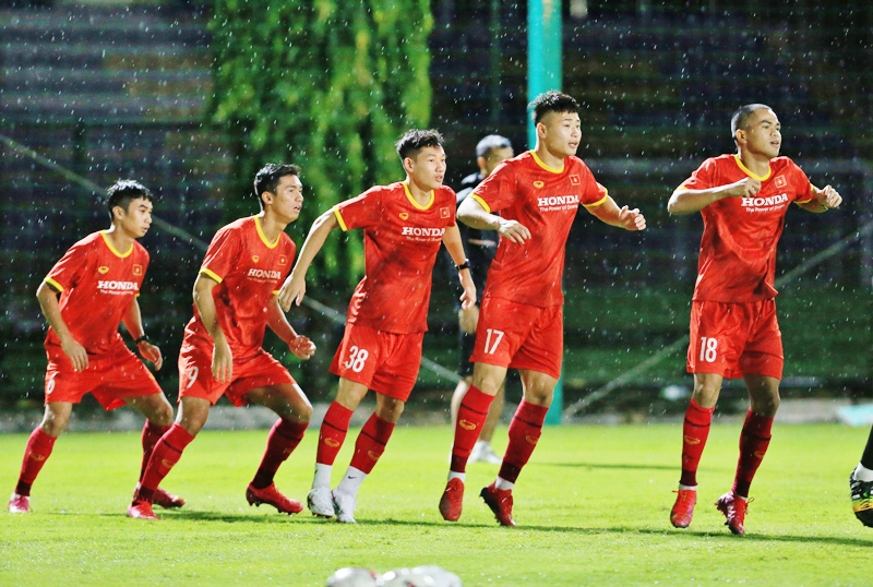 U22 Việt Nam bước vào buổi tập đầu tiên vào tối 10-8. Ảnh: VFF