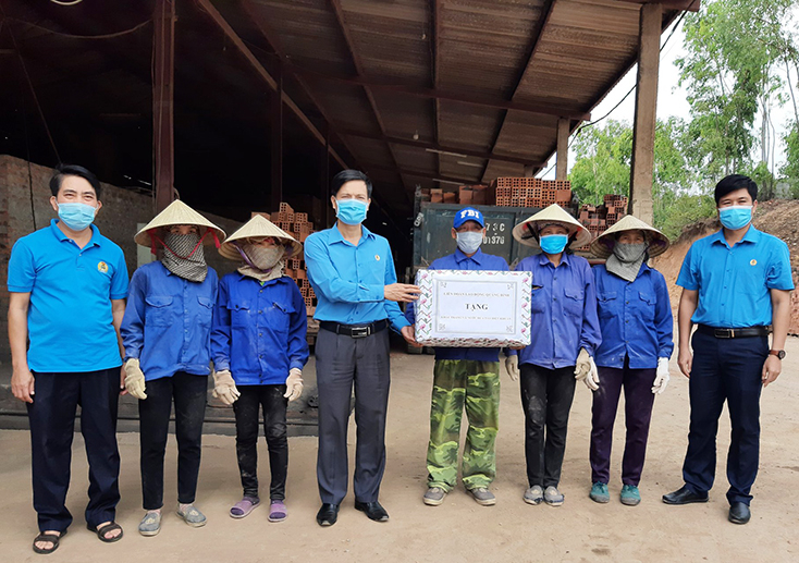 Lãnh đạo Liên đoàn Lao động tỉnh và Công đoàn KKT tỉnh trao hỗ trợ khẩu trang, nước sát khẩu cho công nhân lao động thuộc Công ty CP Hoàng Hương.