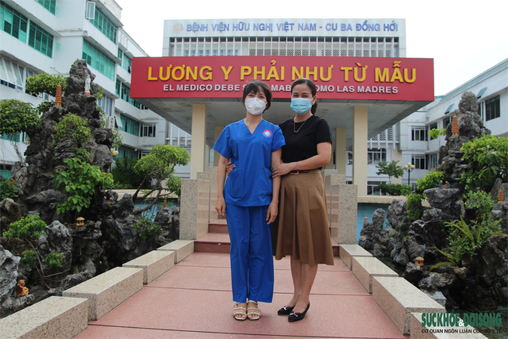 Chị Bích Liên (áo xanh) đã bàn bạc cùng chồng để thu xếp ổn thỏa công việc và chuyện gia đình trước khi lên đường vào miền Nam chống dịch.