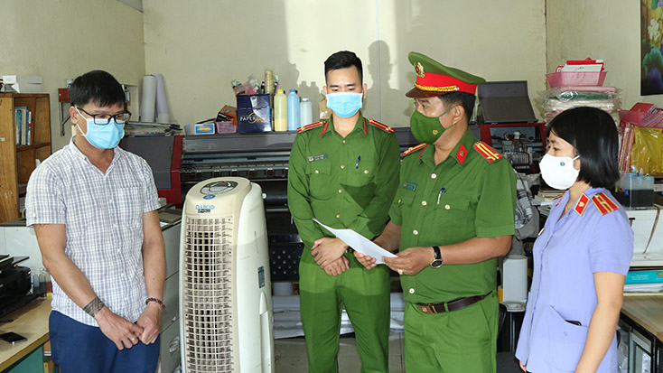  Tống đạt quyết định khởi tố bị can và lệnh cấm đi khỏi nơi cư trú đối với Nguyễn Thành Luân về hành vi “Làm giả con dấu, tài liệu của cơ quan tổ chức”.