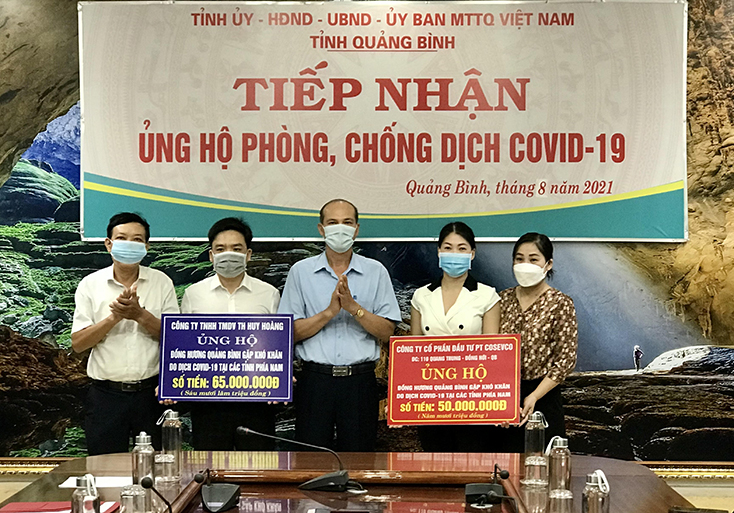  Đại diện 2 doanh nghiệp trao ủng hộ phòng, chống dịch Covid-19.
