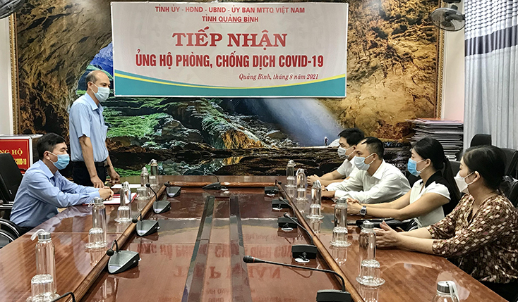 Đại diện lãnh đạo Ủy ban MTTQVN tỉnh gửi lời cảm ơn và thông tin đến 2 doanh nghiệp về công tác tiếp nhận, phân bổ nguồn Quỹ phòng, chống dịch Covid-19 tỉnh thời gian qua.  