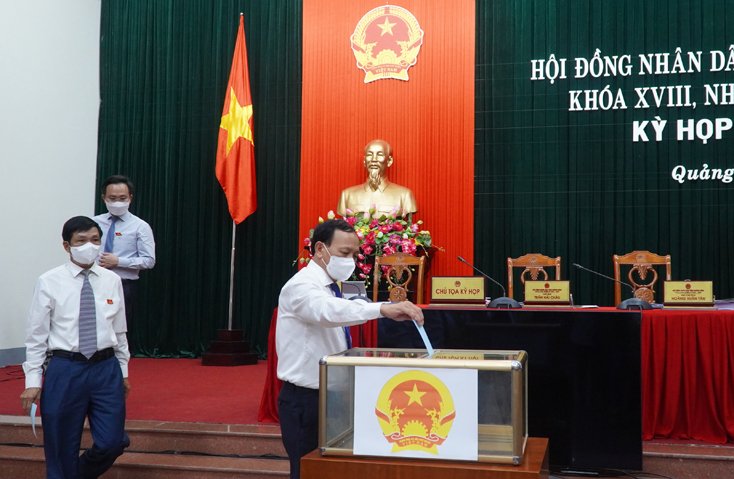 Các đại biểu bỏ phiếu bầu bổ sung Ủy viên UBND tỉnh nhiệm kỳ 2021-2026 