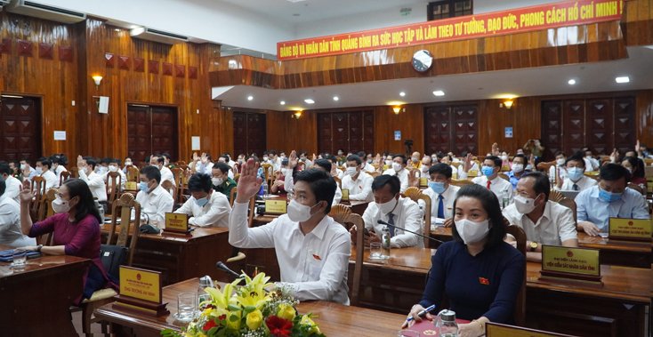 Các đại biểu biểu quyết xác nhận Nghị quyết bầu bổ sung Ủy  viên UBND tỉnh nhiệm kỳ 2021-2026     