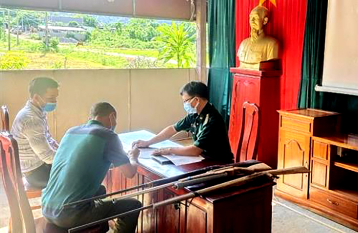 Người dân tộc thiểu số Vân Kiều tự nguyện giao nộp súng các loại cho Đồn Biên phòng Làng Mô. Ảnh: Thanh Nam